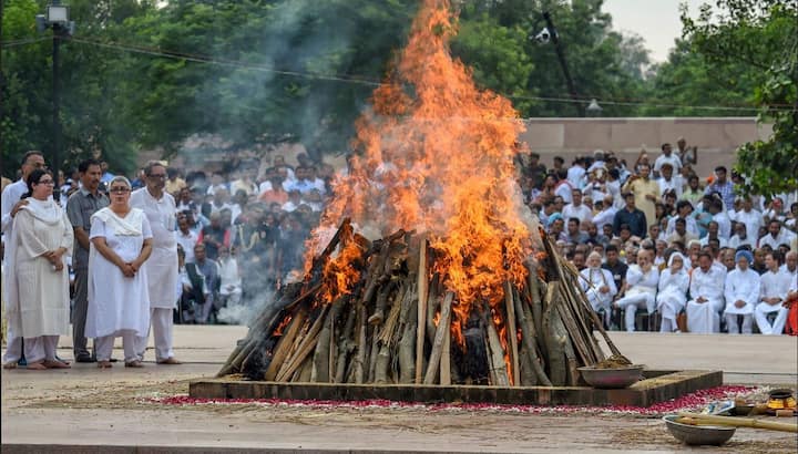 नमिता जब मुखाग्नि दी तो वहां का माहौल‘अटल बिहारी अमर रहें’ के गगनभेदी नारों से गूंज उठा.