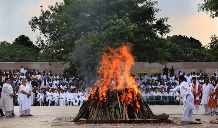 पूर्व प्रधानमंत्री अटल बिहारी वाजपेयी का शुक्रवार को राष्ट्रीय स्मृति स्थल में पूरे राजकीय सम्मान के साथ अंतिम संस्कार किया गया. यहां पीएम मोदी सहित हजारों की संख्या में मौजूद लोगों ने उन्हें नम आंखों से अंतिम विदाई दी. अंतिम संस्कार से पहले उन्हें बंदूकों की सलामी के साथ अंतिम विदाई दी गई.
