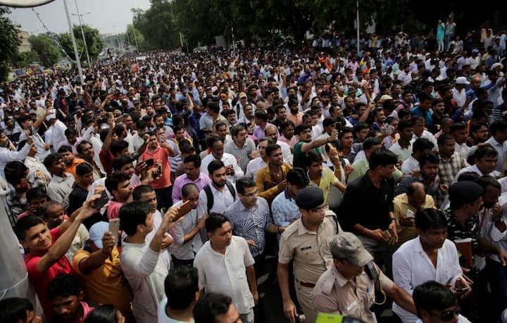 बता दें कि अटल बिहारी वाजपेयी का गुरुवार को एम्स में निधन हो गया. वह 93 साल के थे. उनके अंतिम संस्कार में आज लोगों का हुजूम उमड़ पड़ा. 