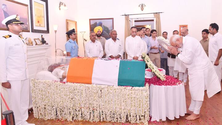 इससे पहले बीजेपी के पार्टी मुख्यालय में प्रधानमंत्री और विभिन्न मंत्रियों तथा पार्टी कार्यकर्ताओं ने दिवंगत वाजपेयी को श्रद्धासुमन अर्पित किए.