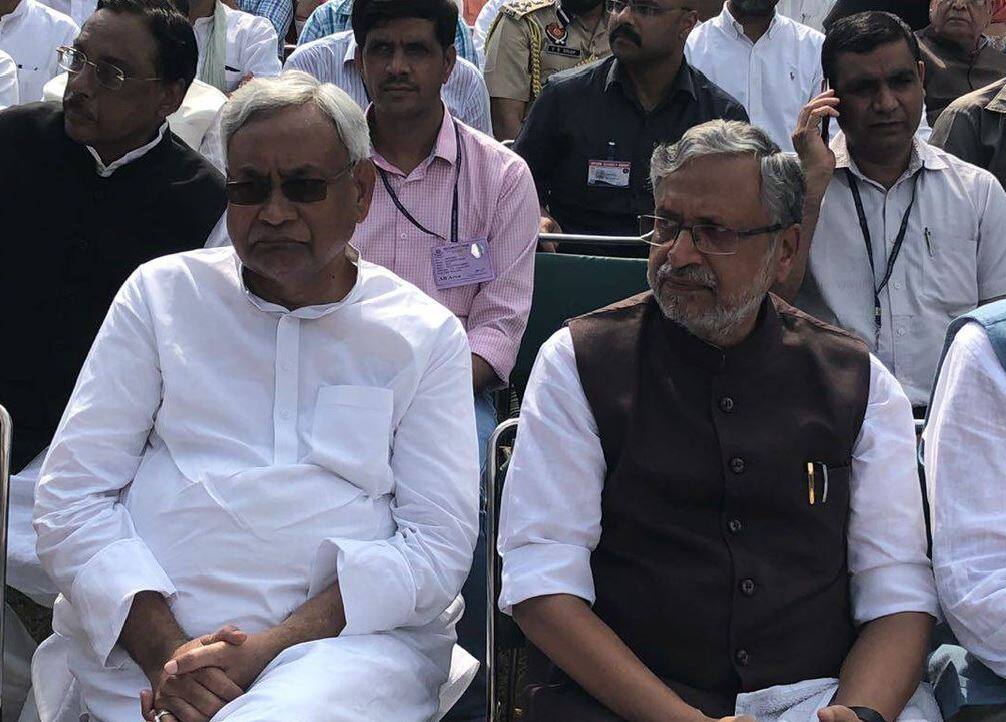 नीतीश कुमार और सुशील मोदी ने नम आंखों से दी अटल बिहारी वाजपेयी को विदाई Nitish Kumar and Sushil Modi paid tribute to Atal Bihari Vajpayee नीतीश कुमार और सुशील मोदी ने नम आंखों से दी अटल बिहारी वाजपेयी को विदाई