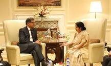 पाकिस्तान के अंतरिम कानून मंत्री ने सुषमा स्वराज से की मुलाकात