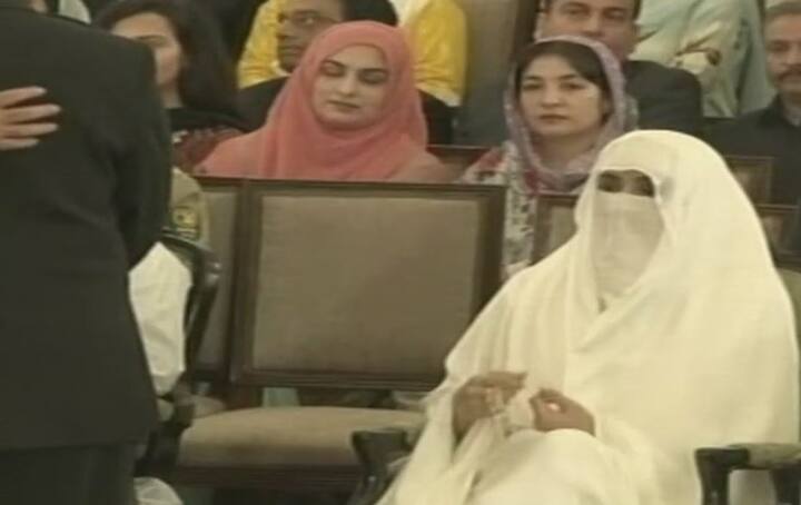 वहीं पाकिस्तान के प्रधानमंत्री बने इमरान खान की पत्नी भी  शपथग्रहण समारोह मौजूद रहीं. फोटो - एपी