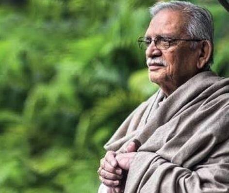 उड़ के जाते हुए पंछी ने बस इतना ही देखा, देर तक हाथ हिलती रही वह शाख़ फ़िज़ा में,  अलविदा कहने को? या पास बुलाने के लिए? फोटोः इंस्टाग्राम