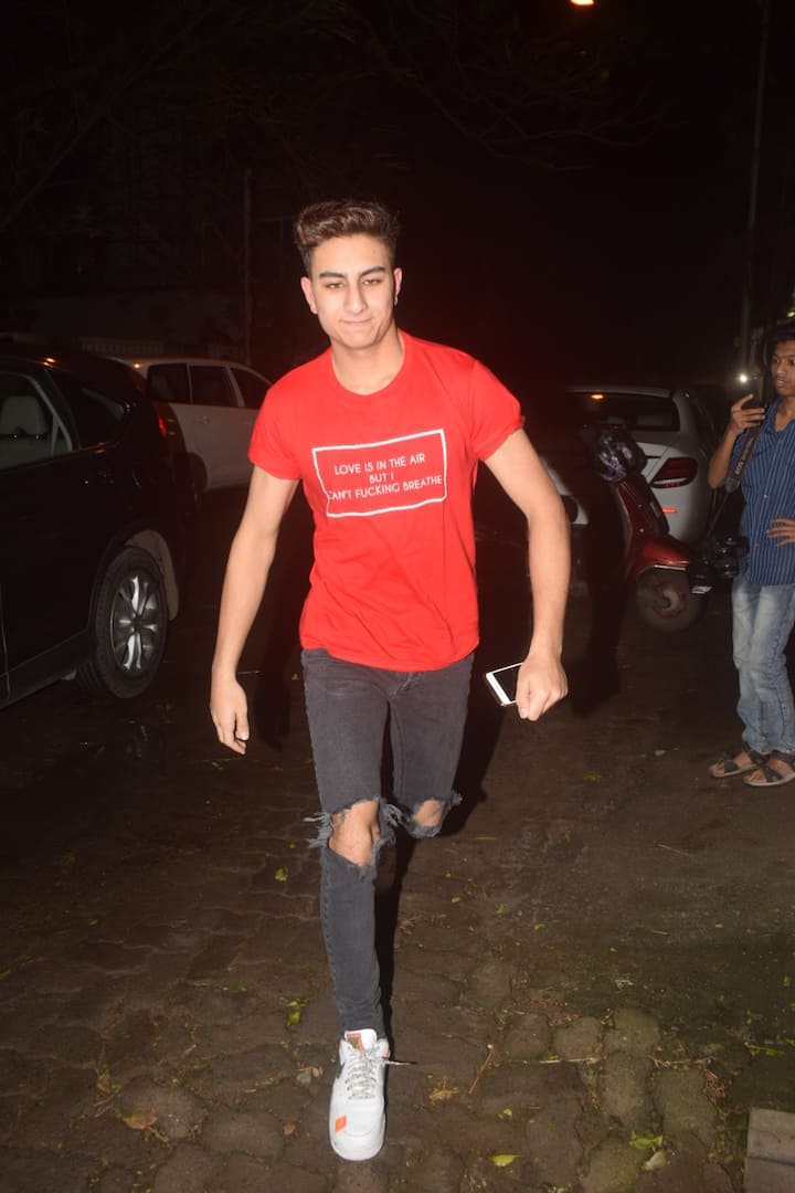 बता दें कि ये तीनों ही काफी अच्छे दोस्त हैं. पिछले दिनों सैफ ने एक इंटरव्यू में बताया था कि आरव इब्राहिम के काफी क्लोज हैं. (तस्वीर: मानव मंगलानी)