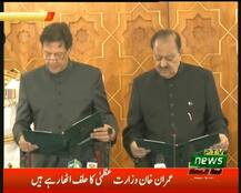 इमरान ने शपथ पत्र पढ़ने के दौरान कई ग़लतियां कीं, मुश्किल उर्दू में उलझकर रह गए