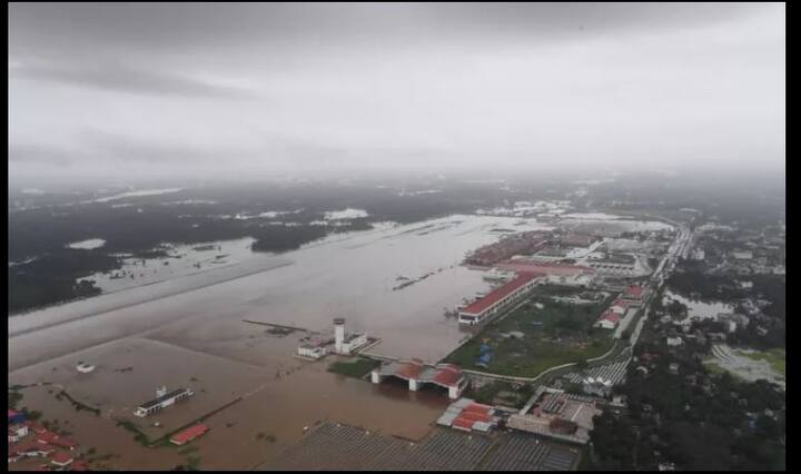  केरल में बाढ़ से फिलहाल राहत की उम्मीद कम है. मौसम विभाग ने कई इलाकों में भारी बारिश का अनुमान जताया है. सूबे के 14 में से 13 जिले बाढ़ से बुरी तरह प्रभावित है और अब तक कम से कम 324 लोगों की मौत हो चुकी है. फोटो - पीआईबी