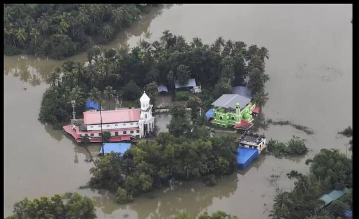 द्वीप की शक्ल ले चुके कई गांवों में फंसे लोगों को निकालने का अभियान भी जारी है. तीनों सेनाओं के अलावा एनडीआरएफ की टीमों को भी फंसे लोगों को सुरक्षित जगहों पर ले जाने के काम में लगाया गया है. फोटो - पीआईबी