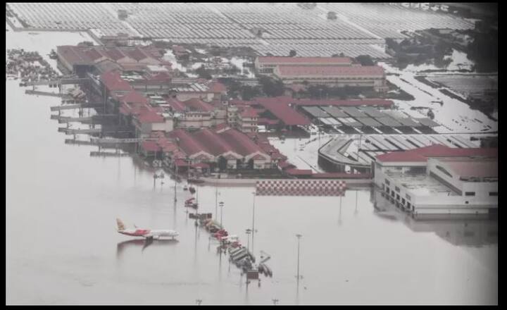 राज्य में हालात इतने बुरे हैं कि कोच्चि इंटरनेशनल एयरपोर्ट में भी पानी में डुब हुआ नजर आ रहा है. फ्लाइट्स को तिरुवनंतपुरम और कालीकट एयरपोर्ट पर लैंड करवाया जा रहा है. फोटो - पीआईबी