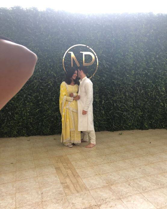 रोका के बाद बेहद रोमांटिक अंदाज़ में नज़र आए निक जोनास और प्रियंका चोपड़ा. (तस्वीर: इंस्टाग्राम)