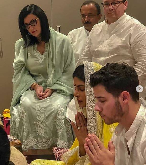 पूजा के दौरान निक, प्रियंका और निक के माता पिता. (तस्वीर: इंस्टाग्राम)