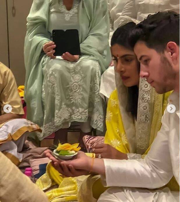 आपको बता दें कि निक और प्रियंका इंगेजमेंट पहले ही कर चुके हैं आज उनकी रोका सेरेमनी हुई है. (तस्वीर: इंस्टाग्राम)