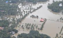 Photos: एरियल व्यू में देखें बाढ़ से केरल में तबाही का मंजर