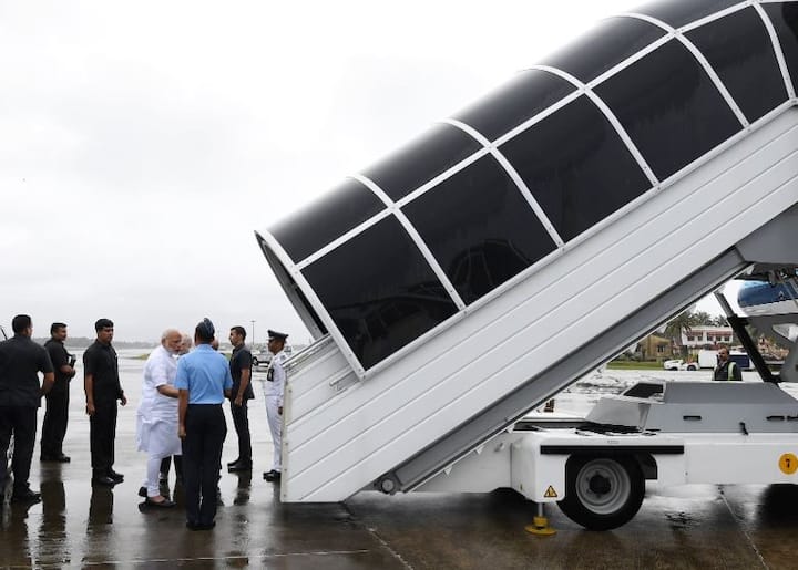 आज शनिवार को प्रधानमंत्री नरेंद्र मोदी ने खुद बाढ़ का हवाई जायजा लिया और 500 करोड़ रुपये की तत्काल सहायता देने की घोषणा की. हवाई सर्वेक्षण में प्रधानमंत्री के साथ केरल के मुख्यमंत्री पीनराई विजयन, राज्यपाल पी सतशिवम और केंद्रीय मंत्री केजे अल्फोंस मौजूद थे. फोटो - पीआईबी