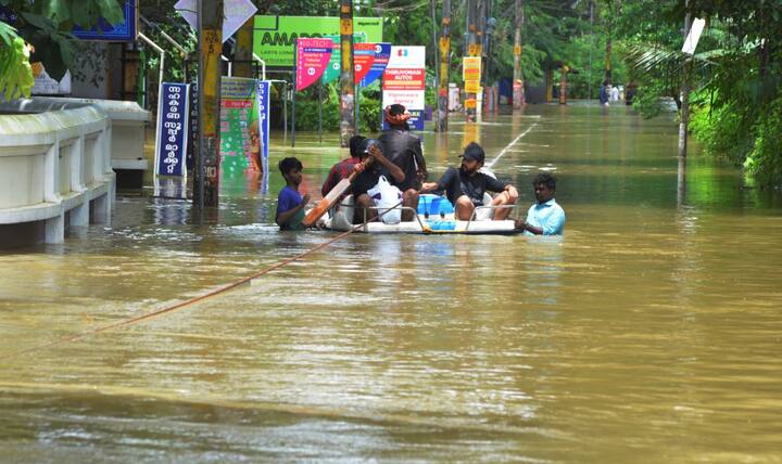 प्रधानमंत्री मोदी ने बाढ़ में जान गंवाने वाले लोगों के परिजनों के लिए दो-दो लाख रुपये और गंभीर रूप से घायल लोगों के लिए 50-50 हजार रुपये प्रधानमंत्री राहत कोष से मुआवजा देने का ऐलान किया है. फोटो - पीआईबी