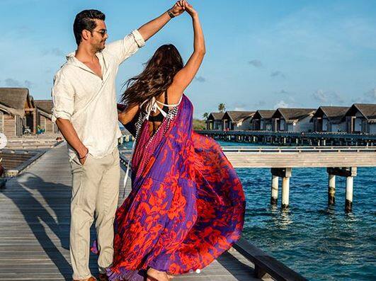 4 दिन पहले नेहा ने अपने पति अंगद के साथ कई पीडीए मोमेंट की तस्वीरें शेयर की हैं. फोटोः इंस्टाग्राम