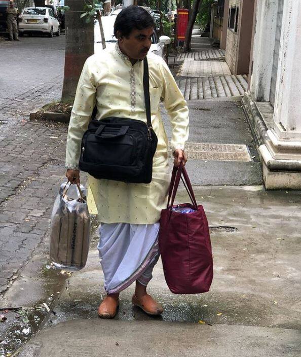 प्रियंका के घर पंडित जी भी पहुंचे हैं. पंडित जी के साथ-साथ देसी गर्ल के घर मेहमानों का आना भी शुरू हो गया है. 