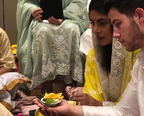 In Pics: देसी गर्ल के रंग में रंगे विदेशी निक, पंजाबी रीति रिवाजों से हुई रोके की रस्म In Pics: देसी गर्ल के रंग में रंगे विदेशी निक, पंजाबी रीति रिवाजों से हुई रोके की रस्म