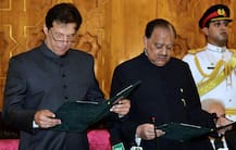 शपथ के दौरान भावुक हुए पाकिस्तान के पीएम इमरान खान, तीसरी पत्नी बुशरा भी थी मौजूद