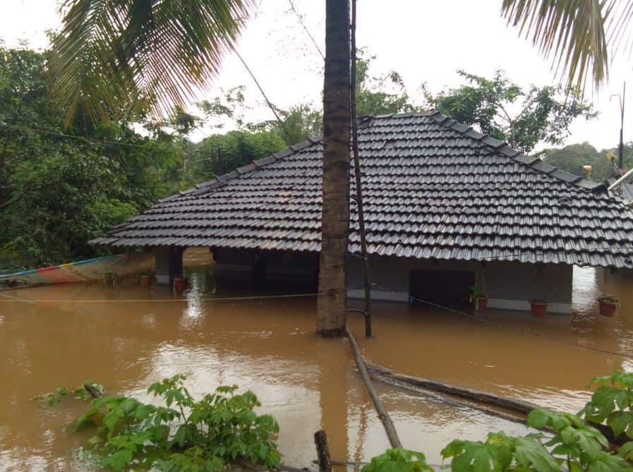 Heavy rains in Karnataka causing flood like situation heavier rain forecast for next 3-4 days ANN कर्नाटक में भारी बारिश से बन रहे बाढ़ जैसे हालात, कई जिलों में घोषित किया गया रेड अलर्ट