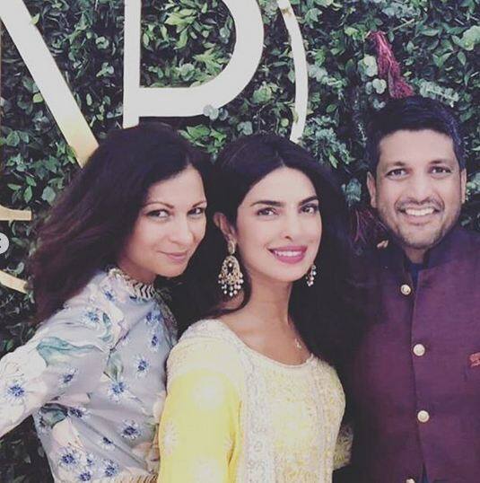 सेरेमनी के बाद अपनी बेस्टी अंजुला आचार्य के साथ पोज निक और प्रियंका. फोटोः इंस्टाग्राम