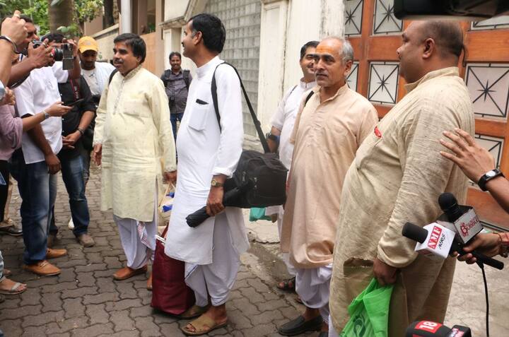 सिर्फ दोस्त और रिश्तेदार ही नहीं बल्कि प्रियंका के घर कुछ पडित भी पहुंचे. (तस्वीर: मानव मंगलानी)