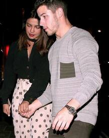 प्रियंका चोपड़ा और निक जोनास की रोके की तस्वीरें हो रहीं हैं वायरल, आप भी देखें