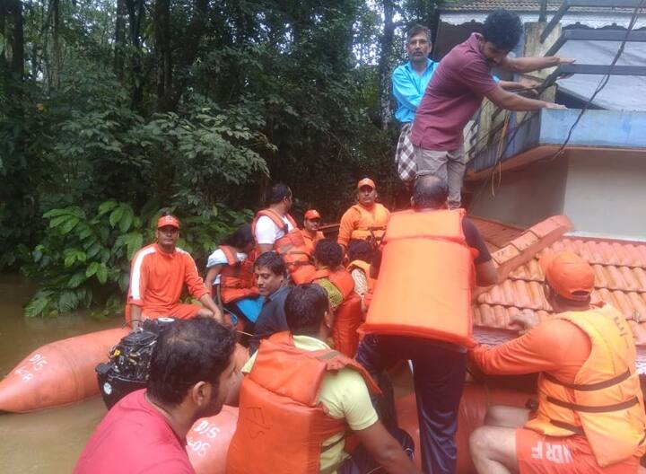  एनडीआरएफ टीम 194 लोगों को अभी रेस्क्यू कर चुकी है और 10 हजार 467 लोगों को बाढ़ प्रभावित इलाकों से निकालकर सुरक्षित स्थानों तक पहुंचा चुकी है. साथ ही 159 लोगों ट्रीटमेंट के लिए हॉस्पिटल में भी भर्ती कराया गया है. तस्वीर: एएनआई   