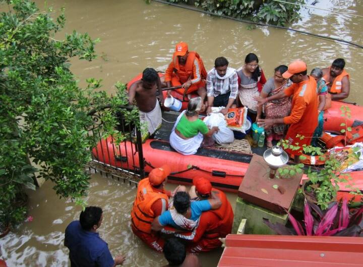  बाढ़ को देखते हुए एनडीआरएफ ने अपनी 15 टीमें थ्रिस्सूर क्षेत्र में, 11 टीमें अलप्पुझा में, 5 टीमें एरनाकुलम में, 4 टीमें इडुक्की में, 3 टीमें मालापुरम में  और 2 टीमें वायनाड और कोजीकोड में भी लगाई हैं. तस्वीर: एएनआई