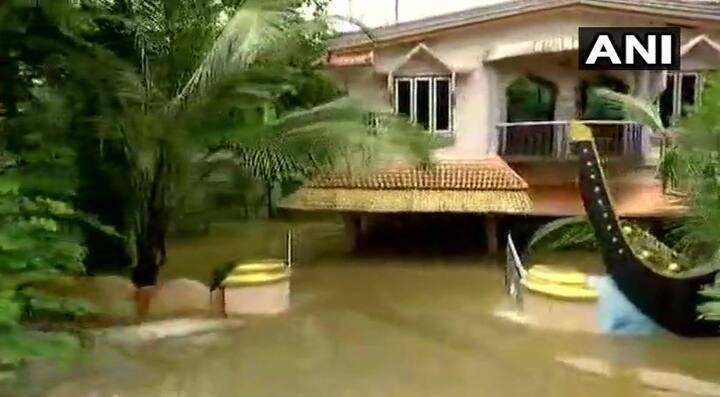 यह तस्वीर केरल के चेंगन्नुर की हैं. वहां पर भी बाढ़ से कई घर डूब गए हैं. तस्वीर: एएनआई