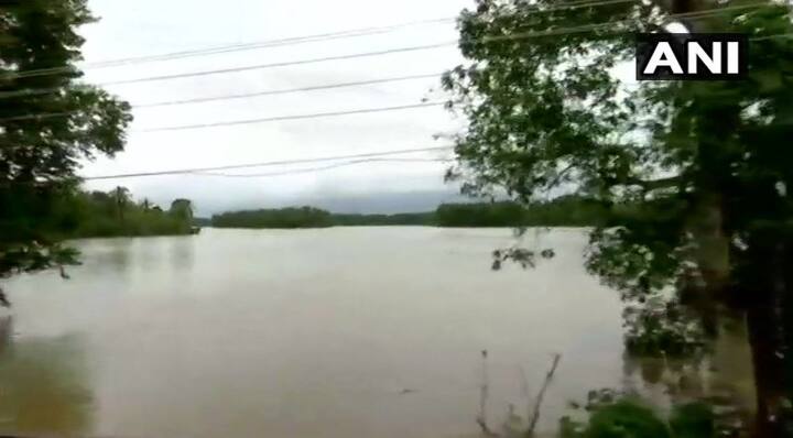 केरल में लगातार हो रही भारी बारिश से बाढ़ आ गई है जिससे पूरे राज्य में तबाही का मंजर बन गया है. इस बाढ़ में अभी तक 324 लोगों की जान जा चुकी है. तस्वीर: एएनआई