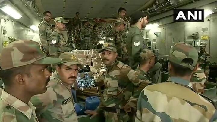 कुछ घंटों पहले ही भारतीय थल सेना स्पेशल एयरक्राफ्ट के जरिए थिरुवनंथपुरम और केरल के दूसरे बाढ़ प्रभावित इलाकों में खाना और जरूरतमंद चीज़े पहुंचाती दिखी. तस्वीर: एएनआई
