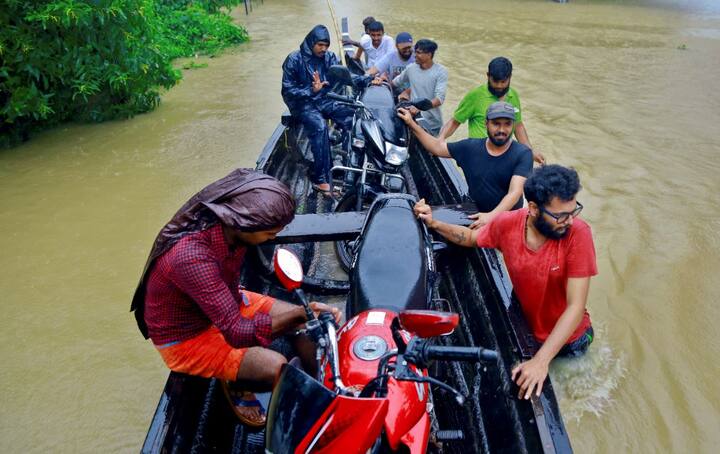 तस्वीर में एनडीआरएफ की टीम लोगों को सुरक्षित स्थानों तक पहुंचाते हुए दिख रही है. तस्वीर: एएनआई