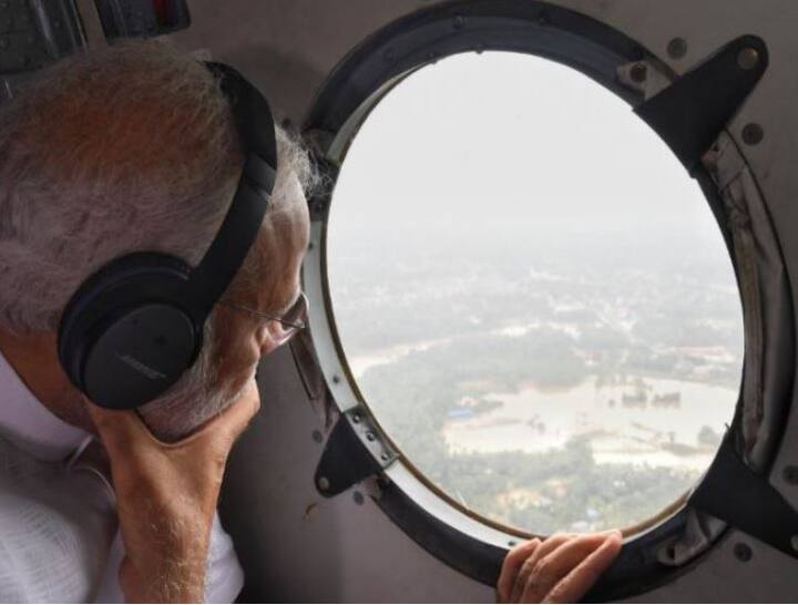 इस बीच पीएम मोदी ने केरल में एरियल व्यू के दौरान बाढ़ से हुई तबाही को देखा और बिना देरी किए 500 करोड़ रुपए का राहत कोष दिया. तस्वीर: एएनआई