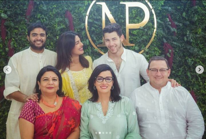 अब प्रियंका ने इंस्टाग्राम पर कुछ और बेहद खूबसूरत तस्वीरें शेयर की हैं. तस्वीर शेयर करते हुए प्रियंका ने लिखा, “इसको करने का बस एक यही तरीका है... अपने परिवार और भगवान के साथ. आप सभी की दुआओं और मुबारकबाद के लिए शुक्रिया. (तस्वीर: इंस्टाग्राम)