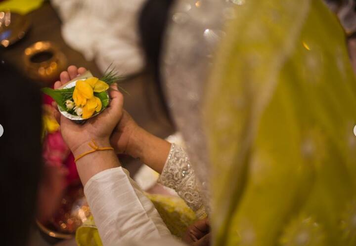 रोका सेरेमनी के दौरान प्रियंका चोपड़ा और निक जोनास हाथों में हाथ डाले. (तस्वीर: इंस्टाग्राम)
