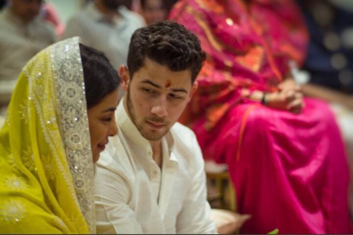 इंटरनेशनल सेलिब्रिटी प्रियंका चोपड़ा और हॉलीवुड सिंगर निक जोनास ने परिवार और करीबी लोगों के बीच आज रोका किया. तस्वीर: इंस्टाग्राम