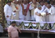 बेटी ने गंगा में विसर्जित की अटल बिहारी वाजपेयी की अस्थियां, अमित शाह और योगी रहे मौजूद