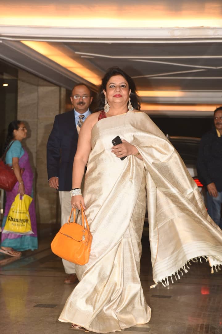 प्रियंका चोपड़ा की मम्मी मधु चोपड़ा ने इस दौरान सिल्क की साड़ी के साथ बैग कैरी किया हुआ था. (तस्वीर: मानव मंगलानी)