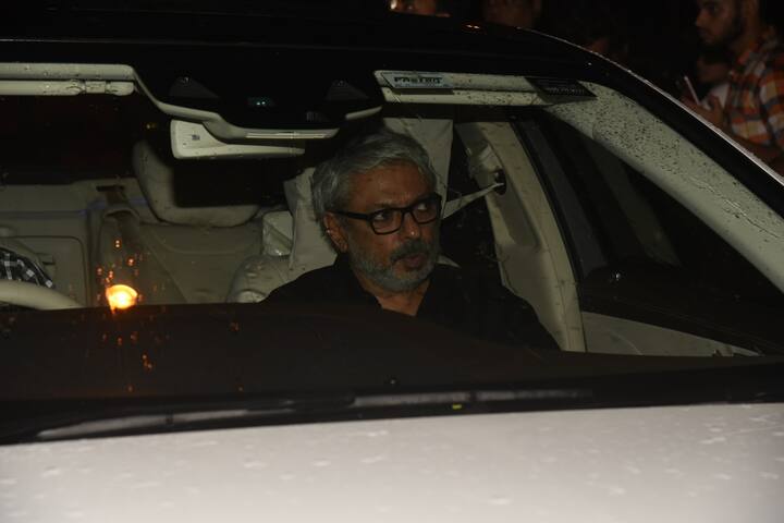 फिल्म मेकर संजय लीला भंसाली कम ही स्टार पार्टीज में नजर आते हैं. लेकिन वो प्रियंका और निक की पार्टी में शिरकत करने पहुंचे. (तस्वीर: मानव मंगलानी)