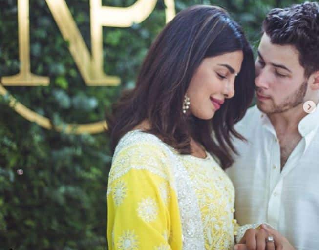 बॉलीवुड अभिनेत्री प्रियंका चोपड़ा कल से ही अपने रोके की रस्म को लेकर लाइमलाइट में बनी हुईं हैं. रोके बाद उन्होंने अपने दोस्तों और फिल्म इंडस्ट्री के लोगों के लिए एक ग्रैंड पार्टी का आयोजन किया था. जिसकी तस्वीरें आप आगे की स्लाइडस् में देख सकते हैं.