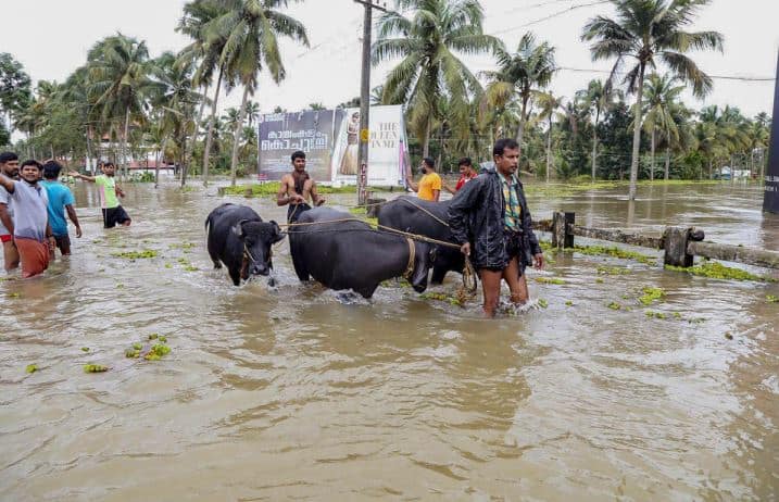 केरल और कर्नाटक में बाढ़: अब तक 363 की मौत, 14 में से 13 जिले बुरी तरह प्रभावित Kerala floods Karnataka Rain: Army Navy NDRF Rescue Opration, Death toll rises state received donation केरल और कर्नाटक में बाढ़: अब तक 363 की मौत, 14 में से 13 जिले बुरी तरह प्रभावित