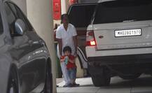 नानी के घर पहुंचे तैमूर, कैमरा देखकर किया रियक्ट