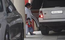 नानी के घर पहुंचे तैमूर, कैमरा देखकर किया रियक्ट