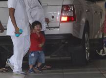 नानी के घर पहुंचे तैमूर, कैमरा देखकर किया रियक्ट