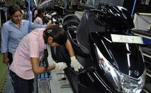 ऑटो सेक्टर में बढ़ रही है महिलाओं की भागीदारी, कर रही हैं भारी-भरकम प्लांट्स, कारखानों में काम