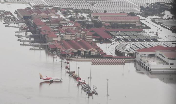 द्वीप की शक्ल ले चुके कई गांवों में फंसे लोगों को निकालने का अभियान भी जारी है. राज्य में हालात इतने बुरे हैं कि कोच्चि इंटरनेशनल एयरपोर्ट में भी पानी में डूब गया है. 