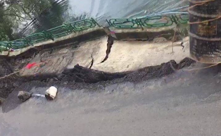 नैनीताल की मशहूर माल रोड का हिस्सा टूटकर नैनी झील में समाया, सड़क पर ट्रैफिक बंद