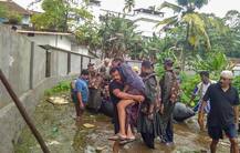 केरल बाढ़: 400 लोगों की मौत के बाद उतरने लगा पानी, 10 लाख लोग अब भी राहत शिविरों में