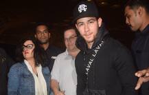 प्रियंका चोपड़ा संग रोके के बाद मम्मी-पापा के साथ विदेश रवाना हुए निक जोनास